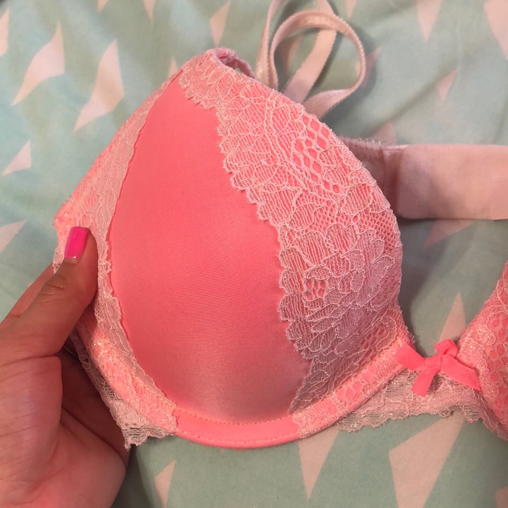 Victoria’s secret lace push up bra. Size: 32C